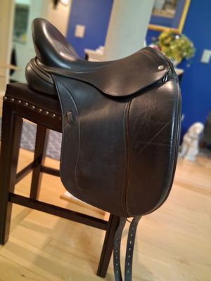 Schleese Infinity II 17.5 Medium Wide dressage saddle *Adjustable tree*