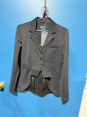 Women’s Size 8 Ovation Short Tail Coat