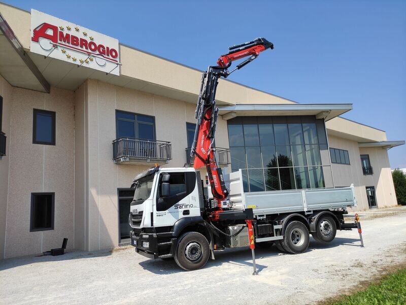 Cassoni ribaltabili con gru