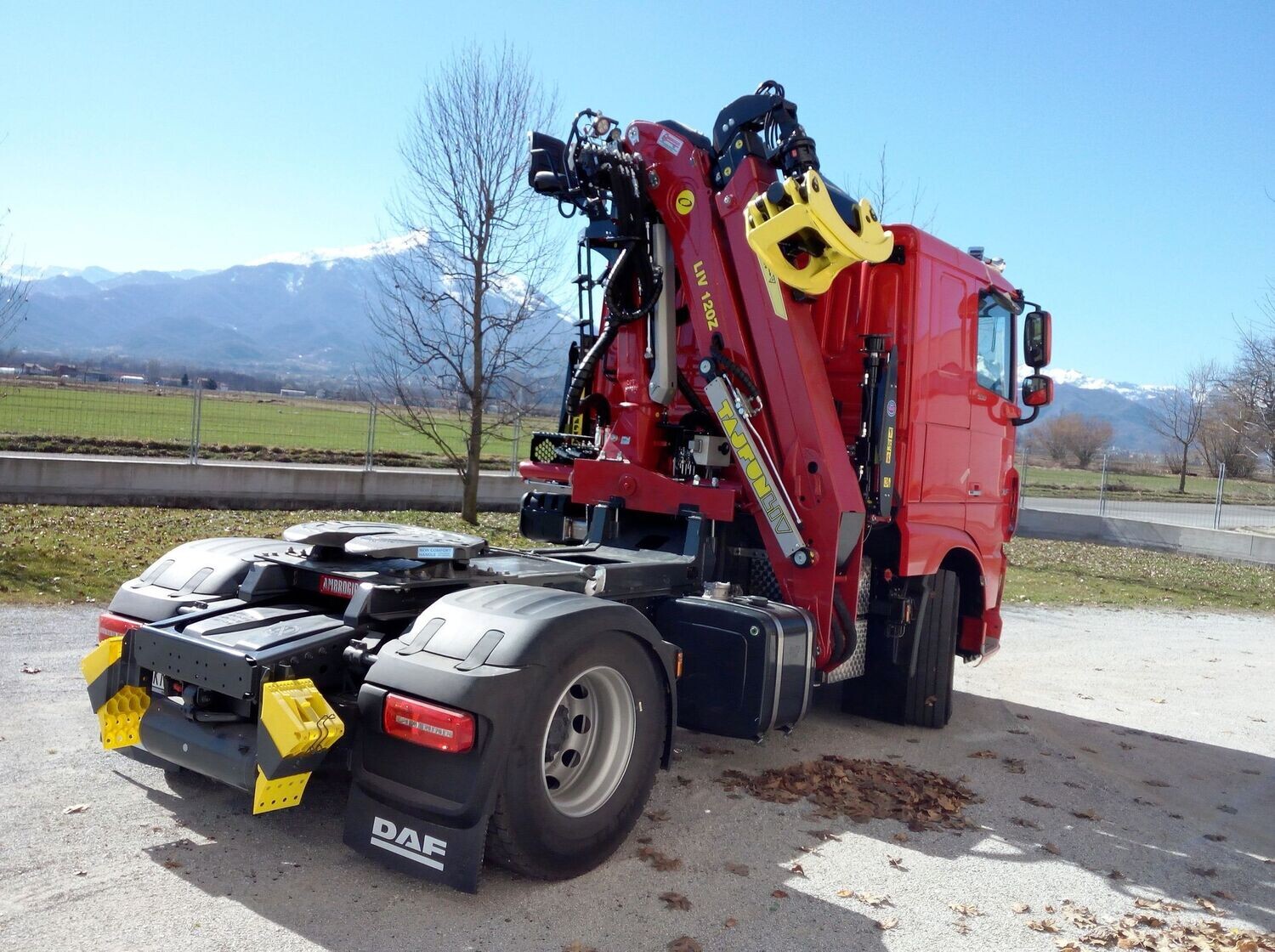 TRATTORE STRADALE DAF XF530 con CARICATORE TAJFUN LIV 120Z (96)