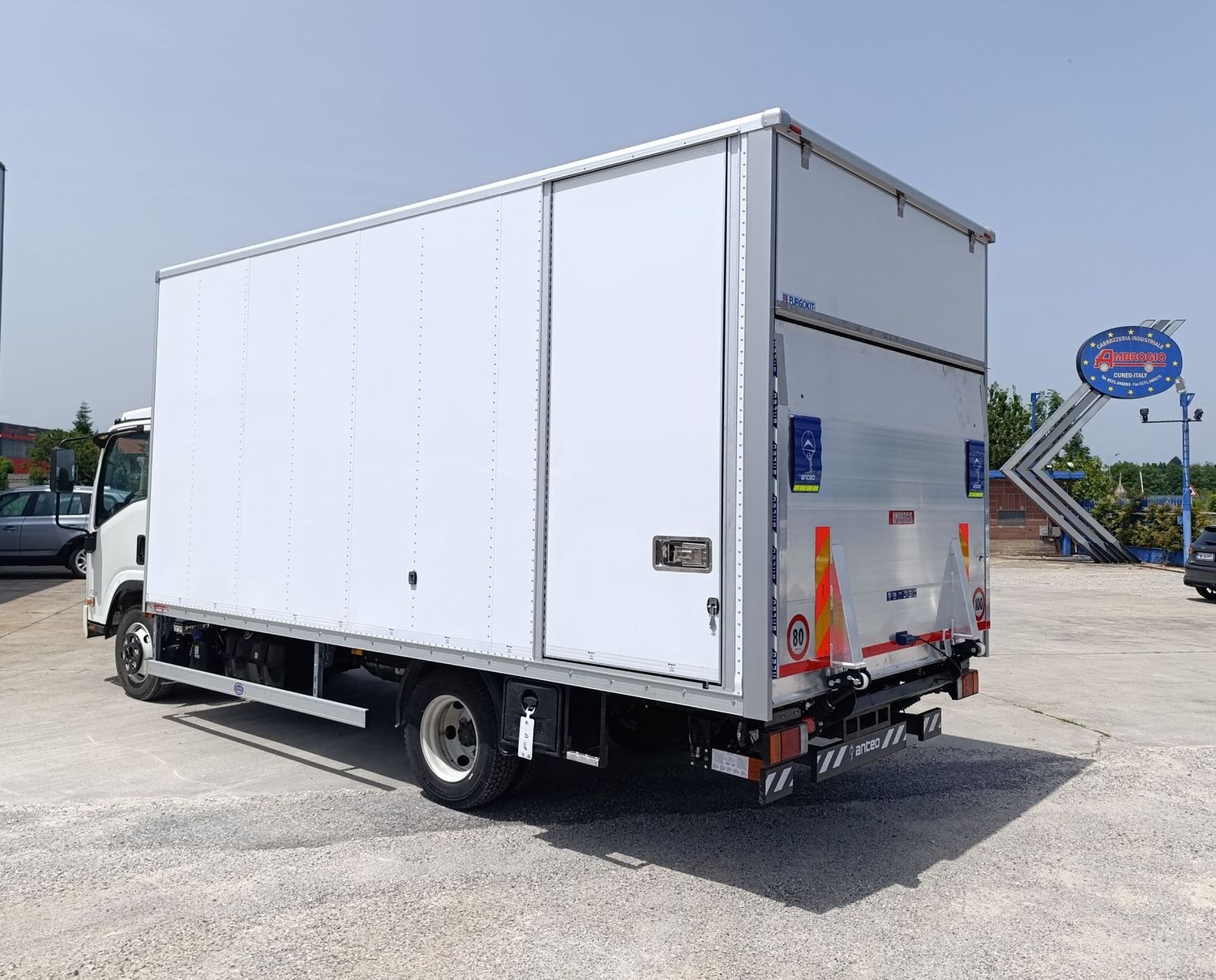 ISUZU P75
