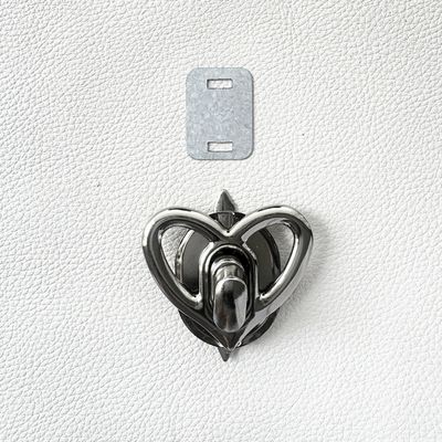 Broche Torniquete de corazón - Niquel