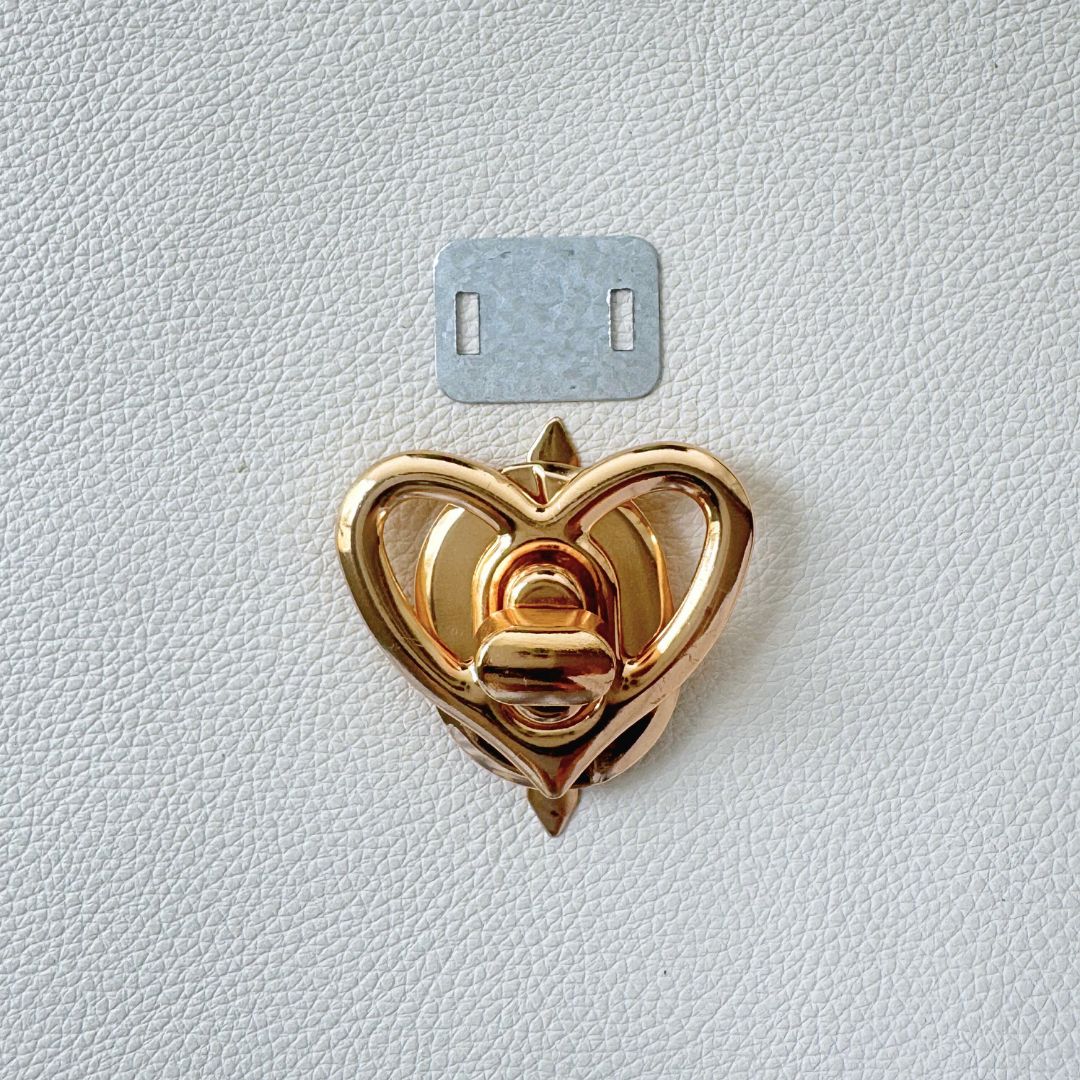 Broche torniquete de corazón - Dorado
