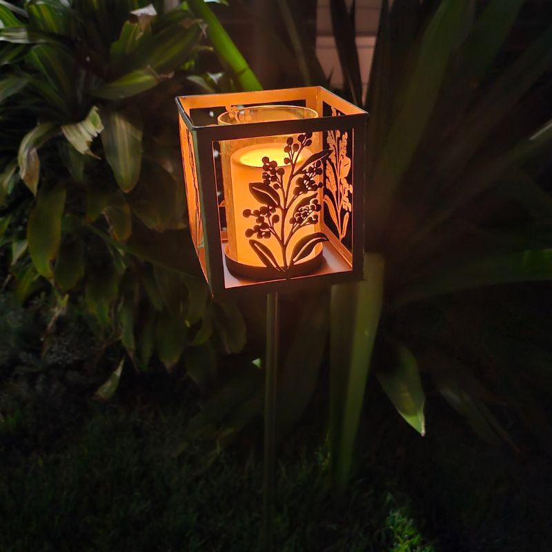 WATTLE LANTERN STAKE