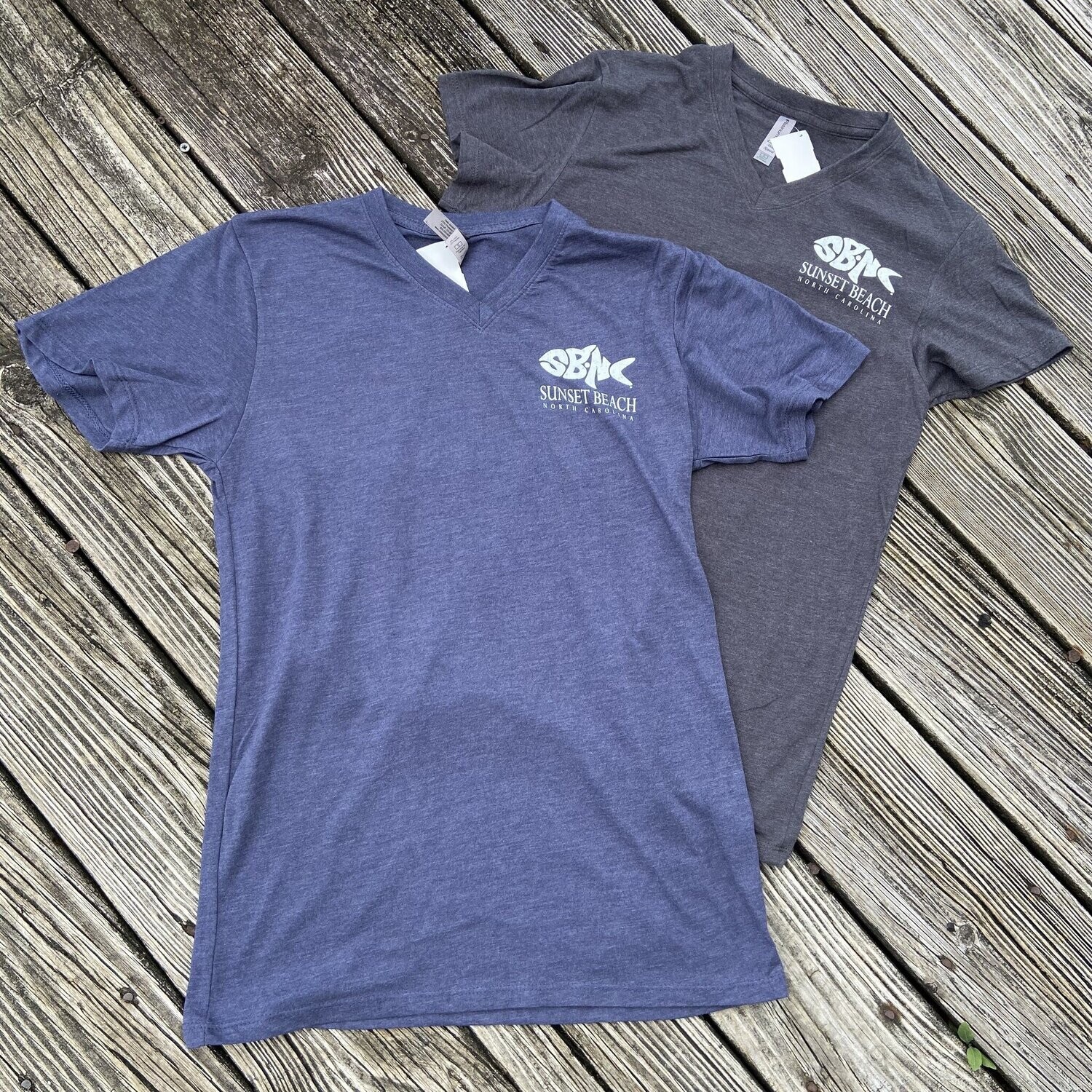 SBNC FISH CLASSIC LEFT CHEST V-NECK TEE