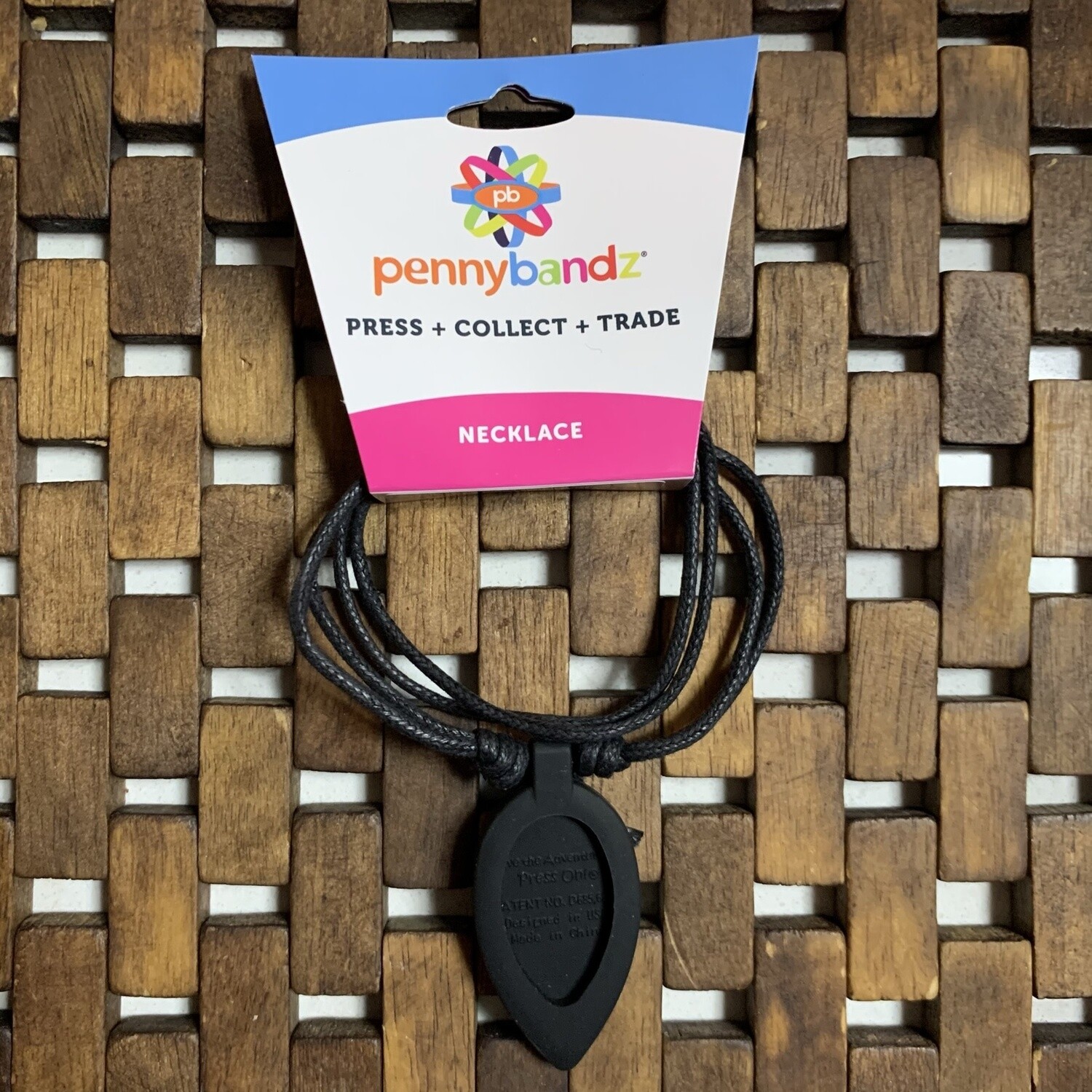 PENDANT NECKLACE BLACK WOLF