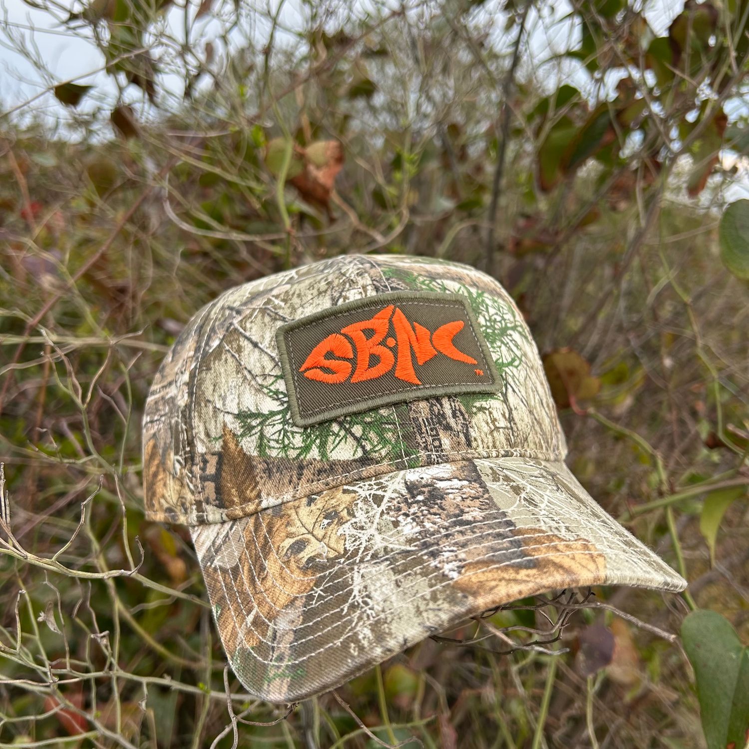 SBNC FISH BLAZE PATCH FULL TWILL CAP (REALTREE EDGE)
