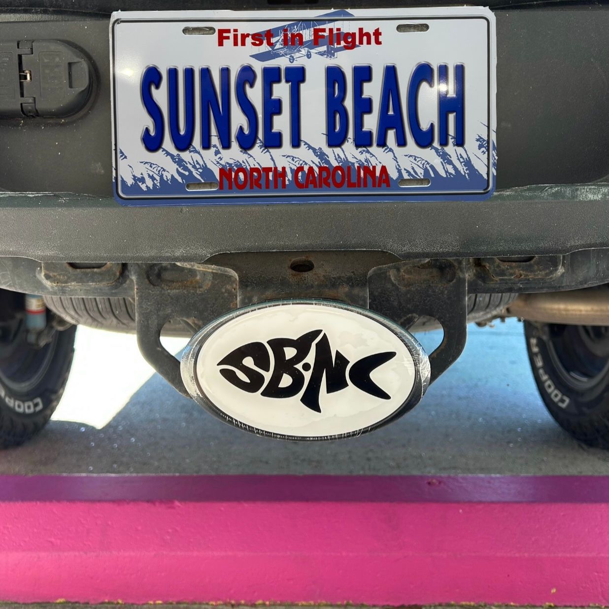 SBNC FISH TRAILER HITCH COVER 2&quot; RECEIVER (BLACK FISH ON WHITE)