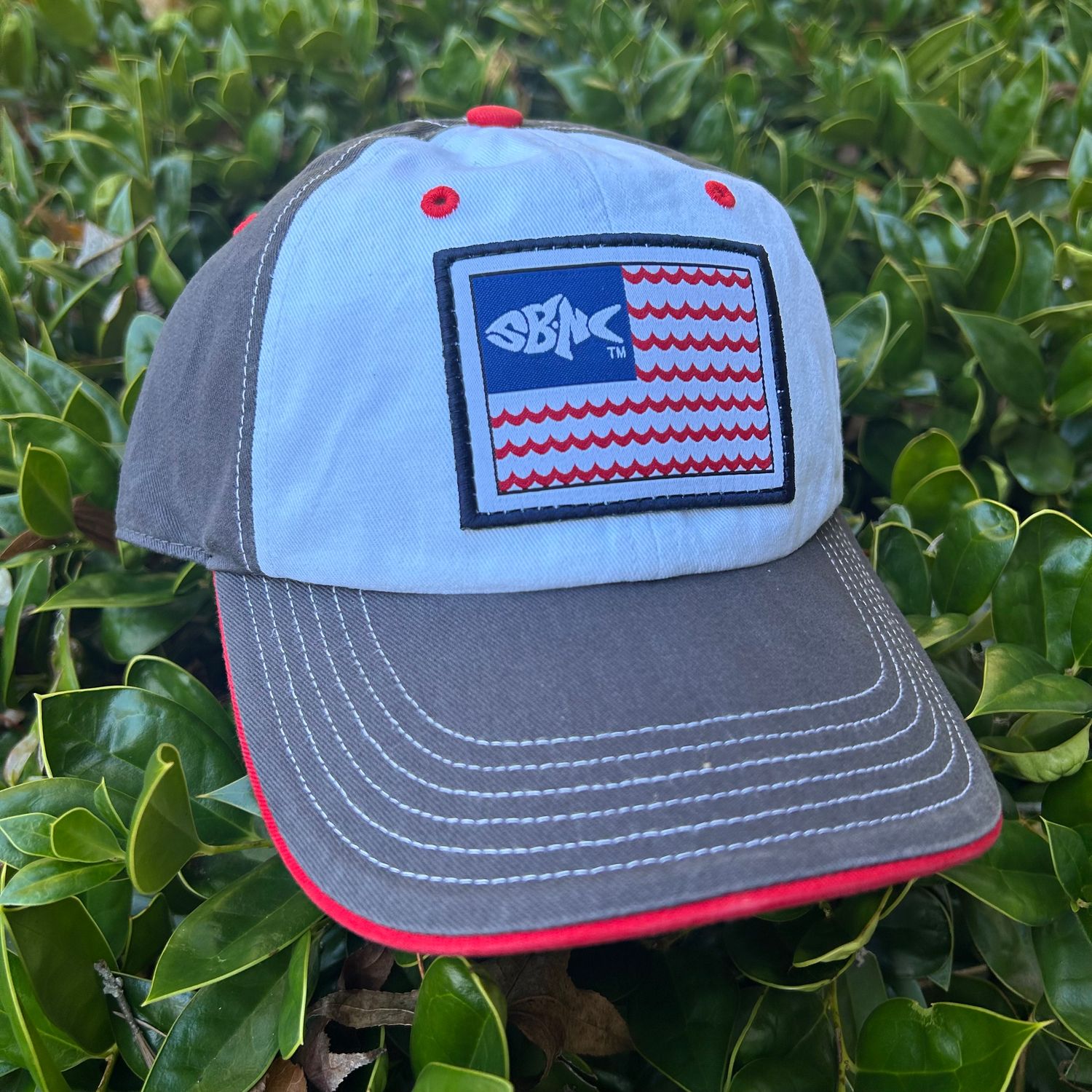SBNC FISH WAVES FLAG PATCH CHINO CAP WHT/CHAR/RED R322