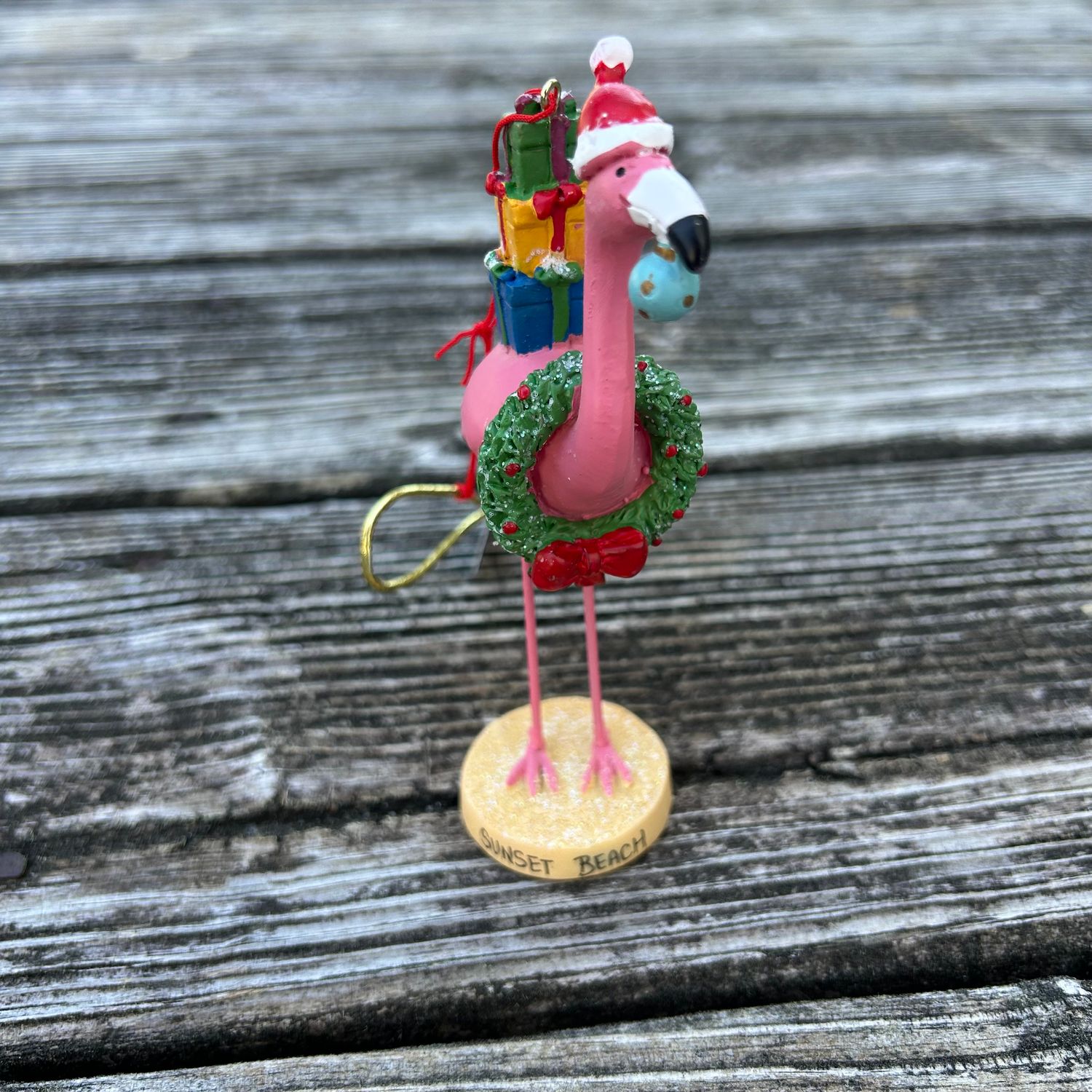 ORNAMENT FLAMINGO WITH WREATH RESIN