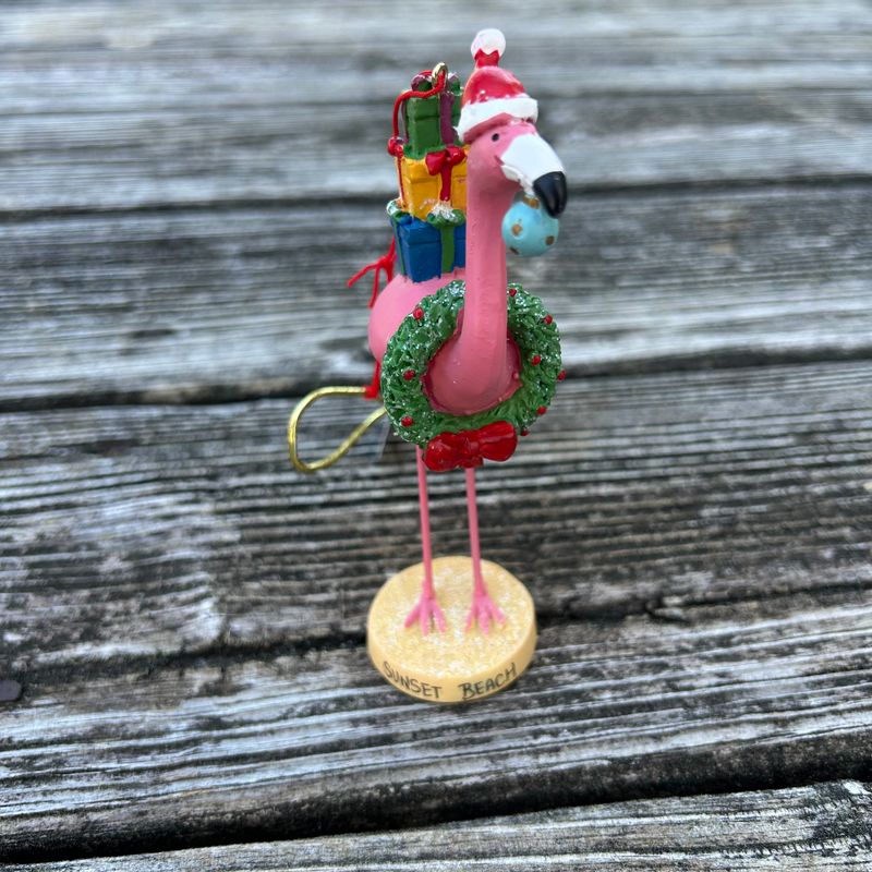ORNAMENT FLAMINGO WITH WREATH RESIN