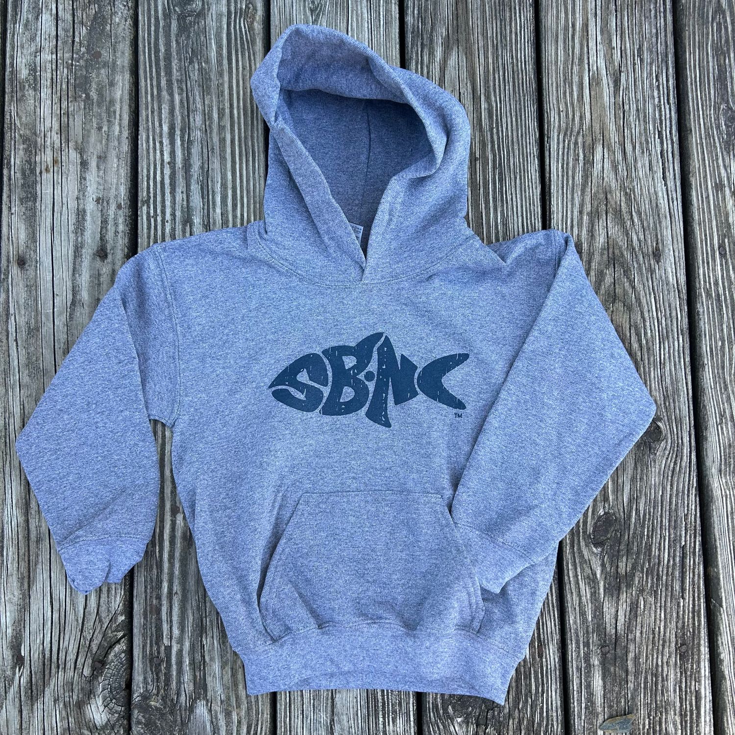KIDS PO HOODIE SBNC FISH GILDAN