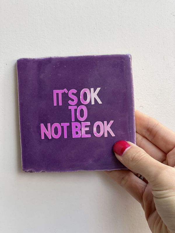 quote tegel paars &quot;it&#39;s ok to not be ok&quot;
