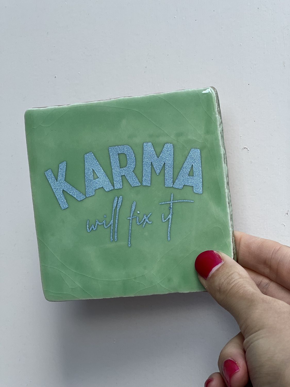 quote tegel licht groen &quot;karma will fix it&quot;