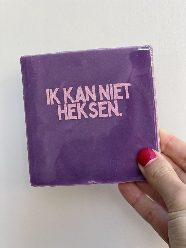 quote tegel paars &quot;ik kan niet heksen.&quot;