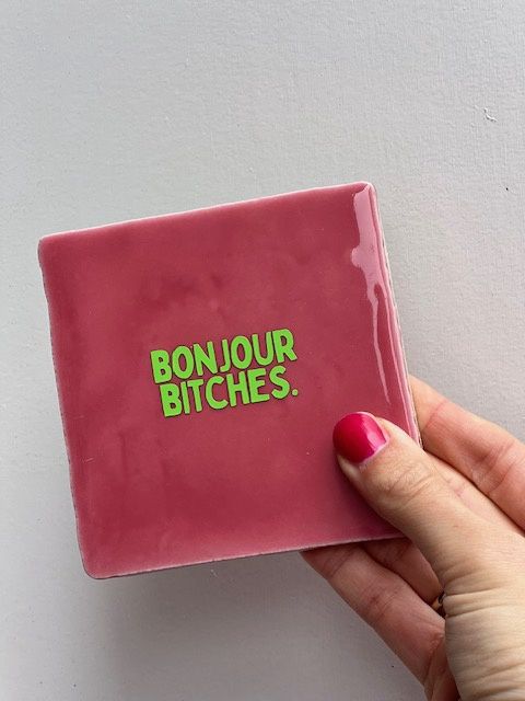 quote tegel roze &quot;bonjour bitches&quot;