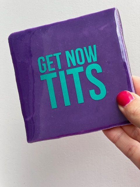 quote tegel donkerpaars &quot;get now tits&quot;