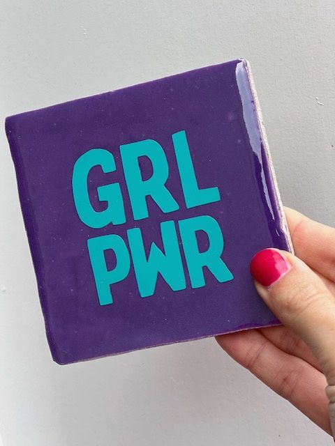 quote tegel donkerpaars &quot; GRL PWR&quot;