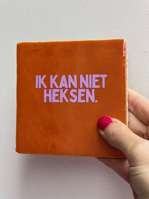 quote tegel oranje/bruin &quot;ik kan niet heksen&quot;