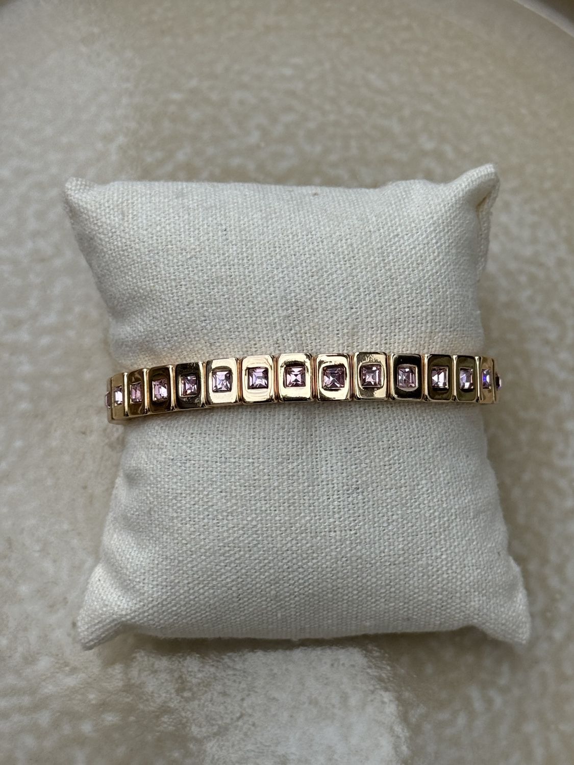 Armband  goud / roze ingelegd steentje 36