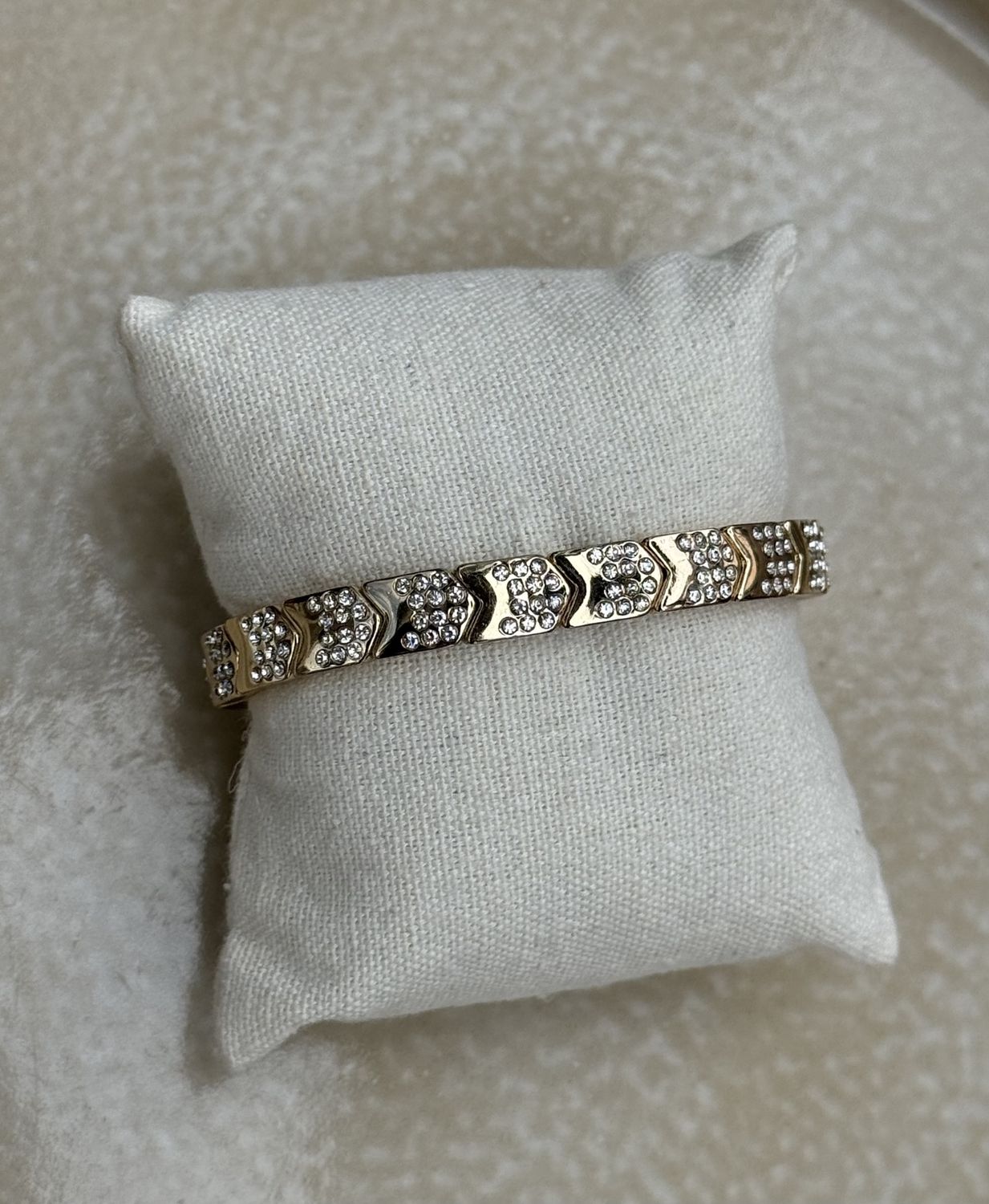 Armband goud pijl strass 37