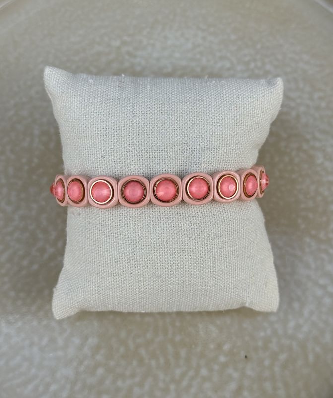 Armband zalm roze met ingelegde roze stenen 45
