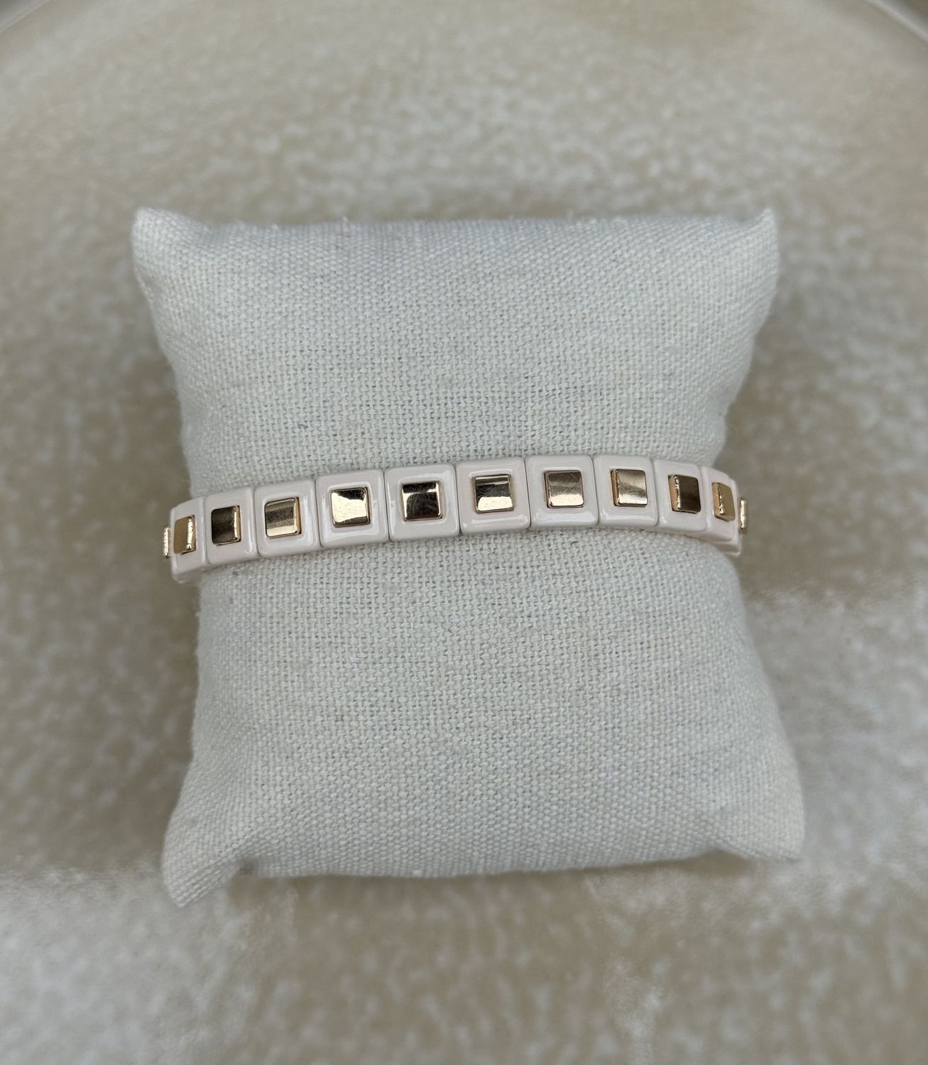 Armband emaille creme ingelegde gouden studs 58