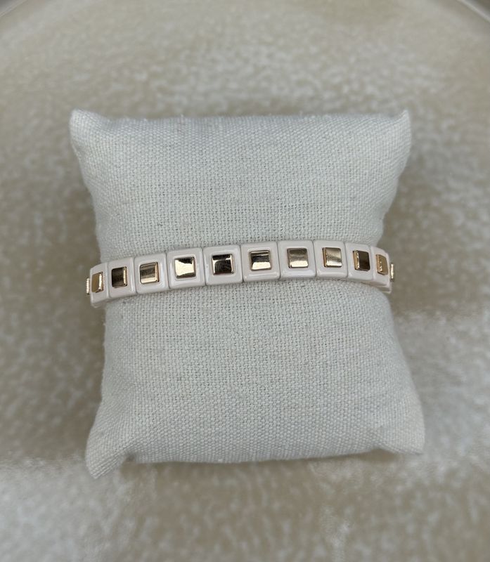 Armband emaille creme ingelegde gouden studs 58