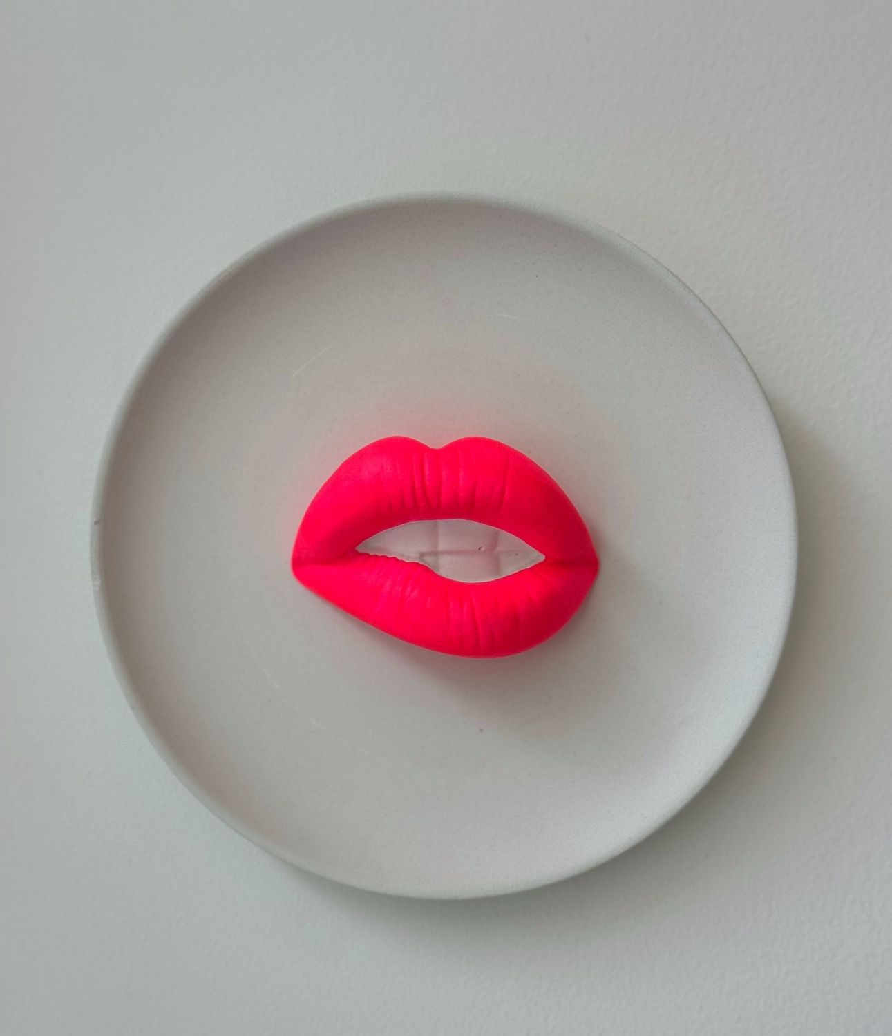 Wandbordje lippen neon roze