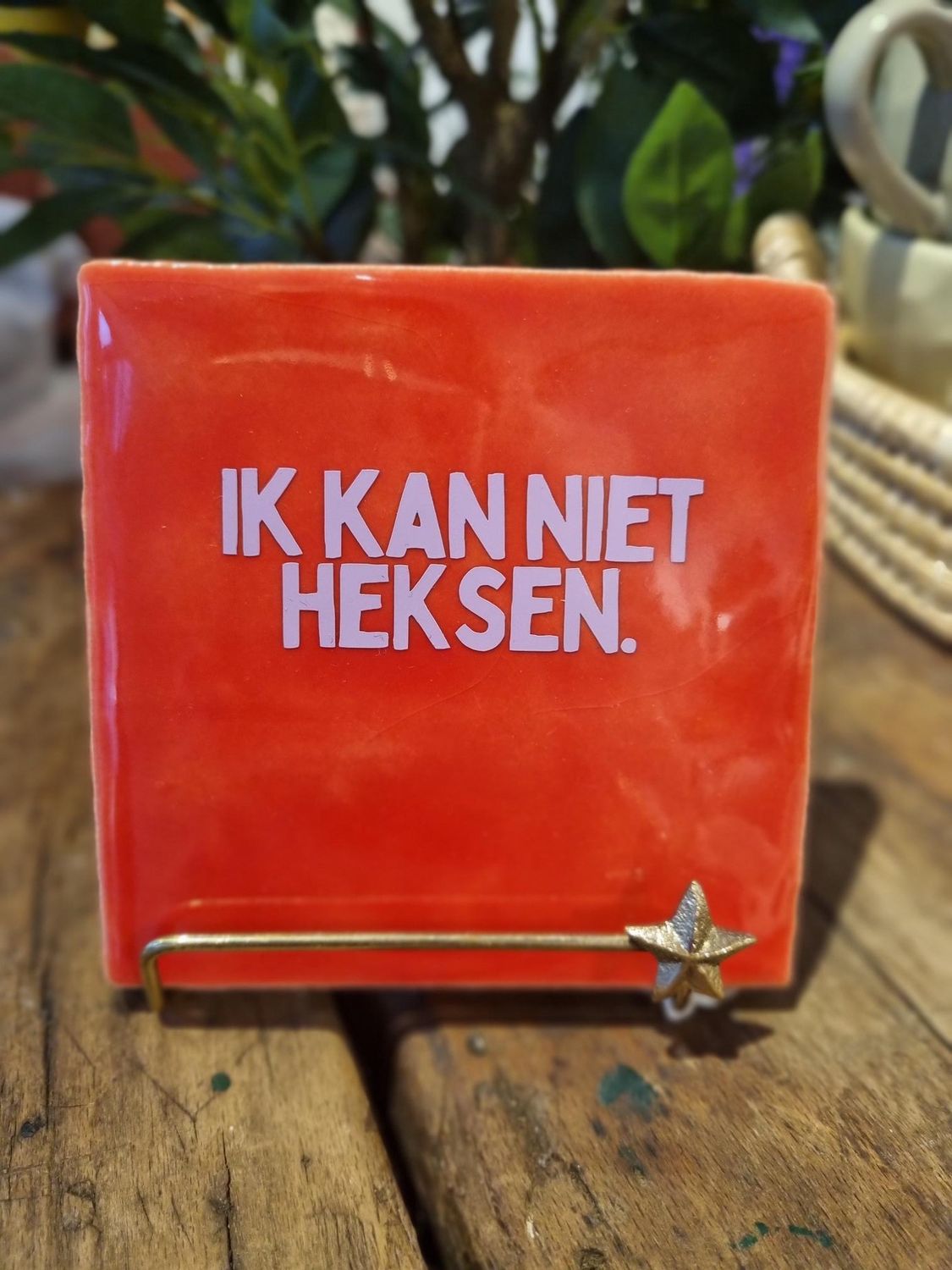 Quote tegel neon coral Ik kan niet heksen lila