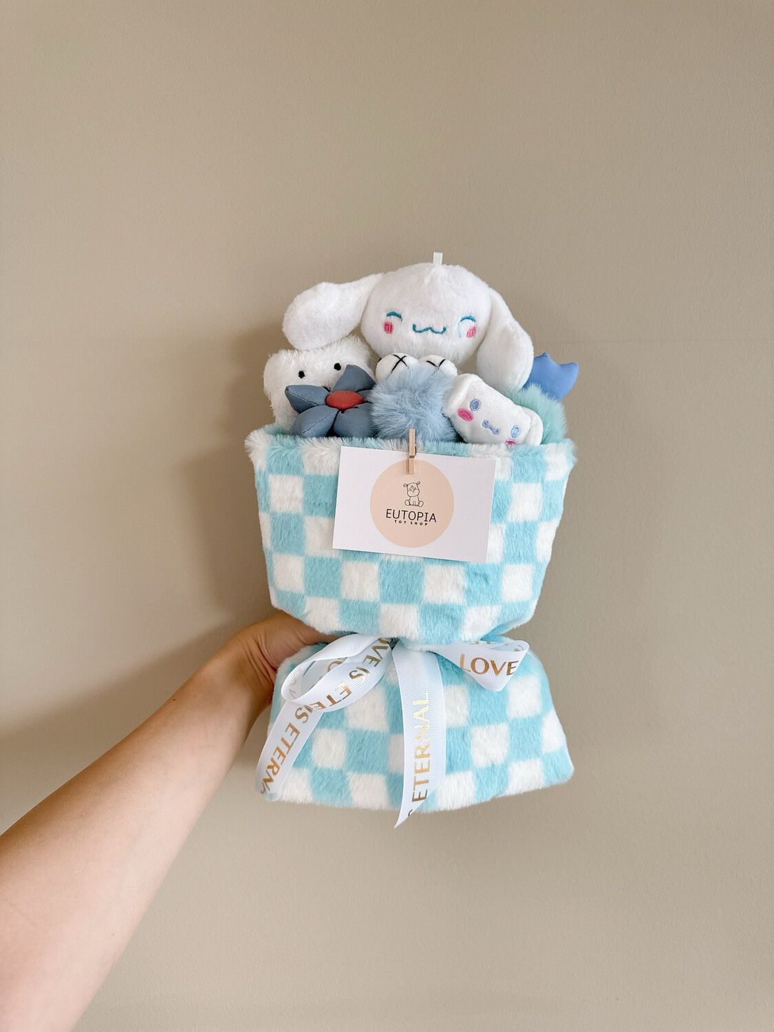 Plush toy bouquet containing sanrio cinnamoroll plush toy 