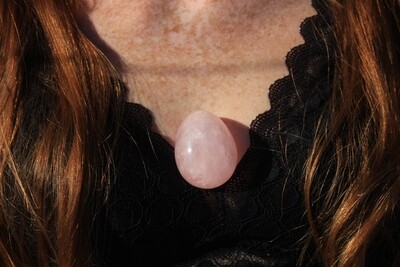 OEUF DE YONI EN QUARTZ ROSE