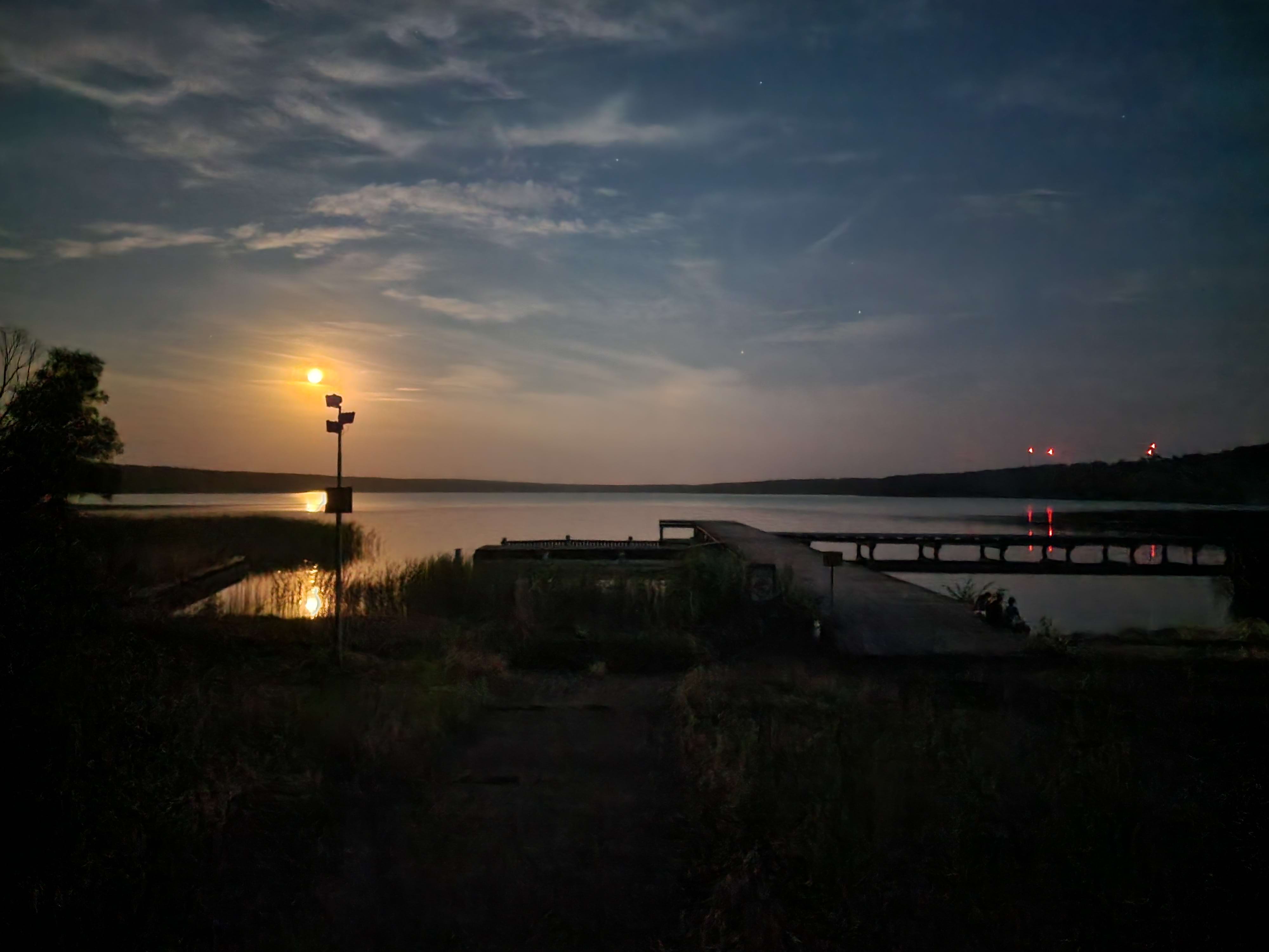 Widok na Jezioro Długie w Baniewicach nocną porą.