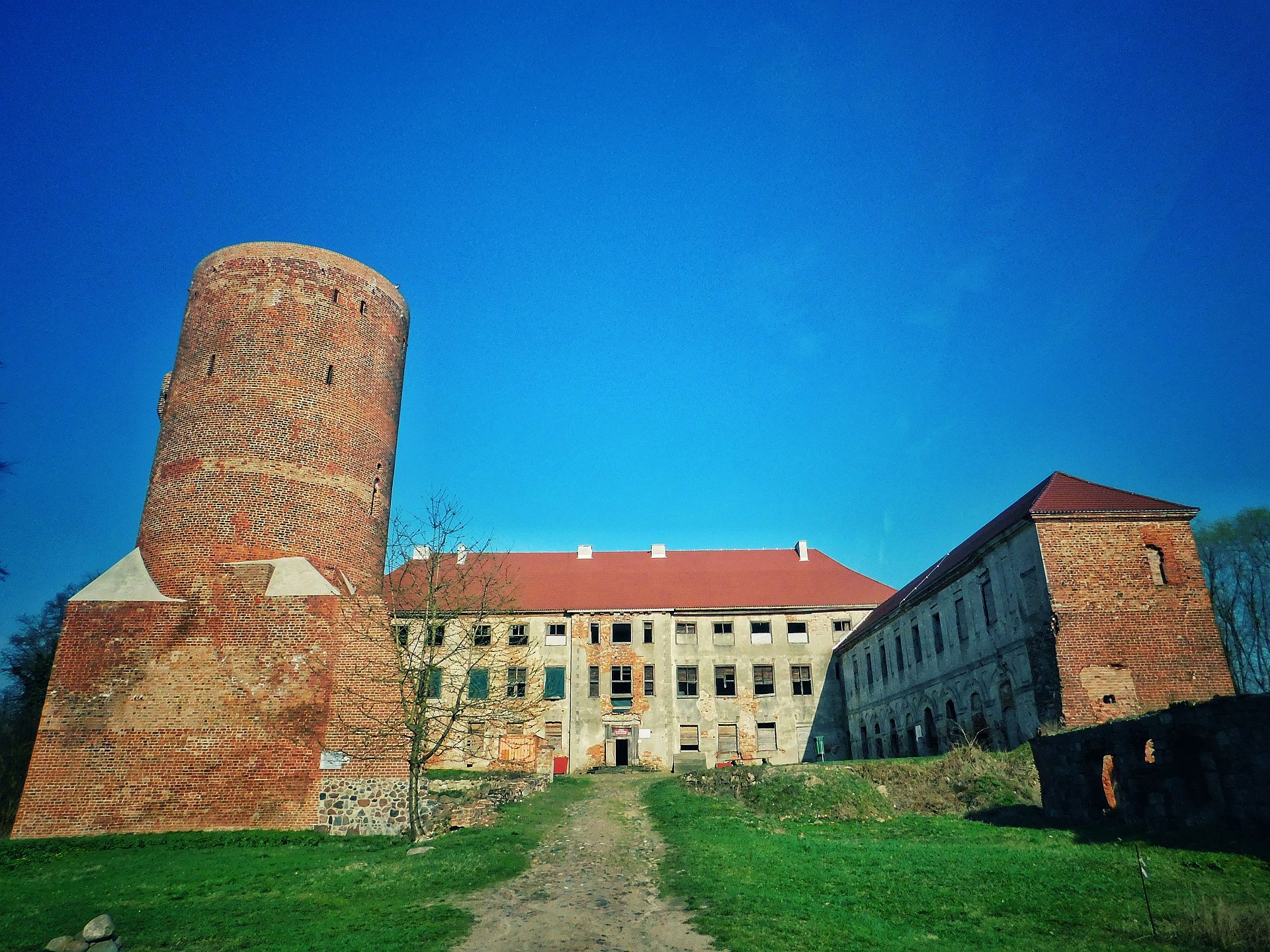 zamek-w-swobnicy-widok-od-przodu