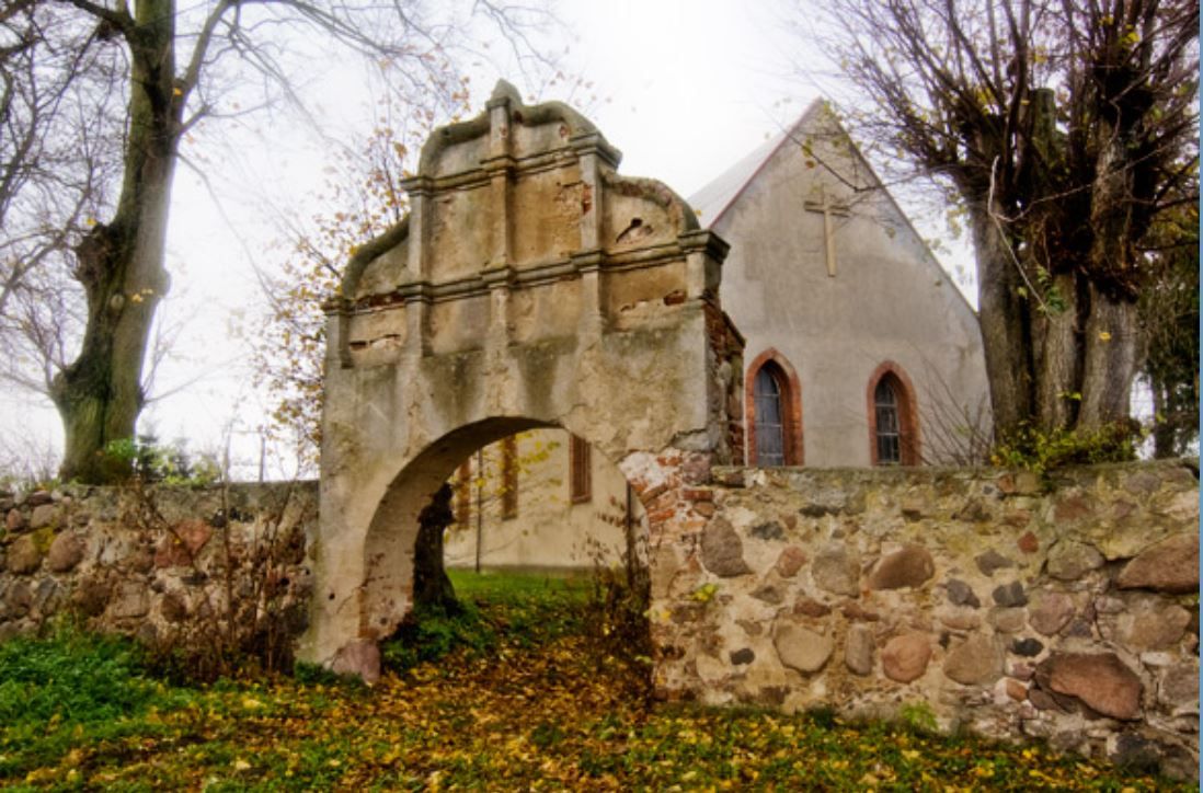 brama-poludniowa-do-kosciola-w-baniewicach