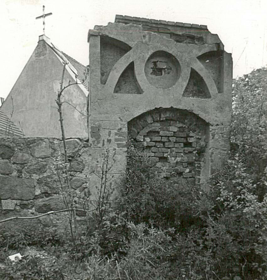 brama-zachodnia-do-kosciola-w-baniewicach