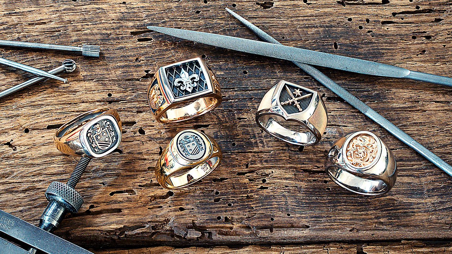 Wappenringe, Siegelringe oder Monogrammringe auf den Goldschmiede Tisch in Gold uns Silber