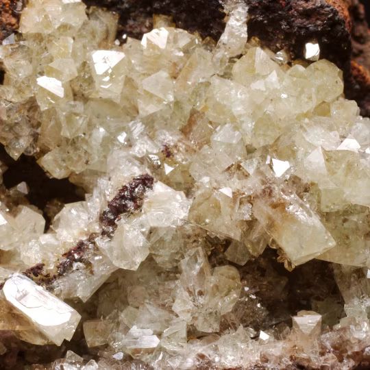 Adamiet kristal zijkant