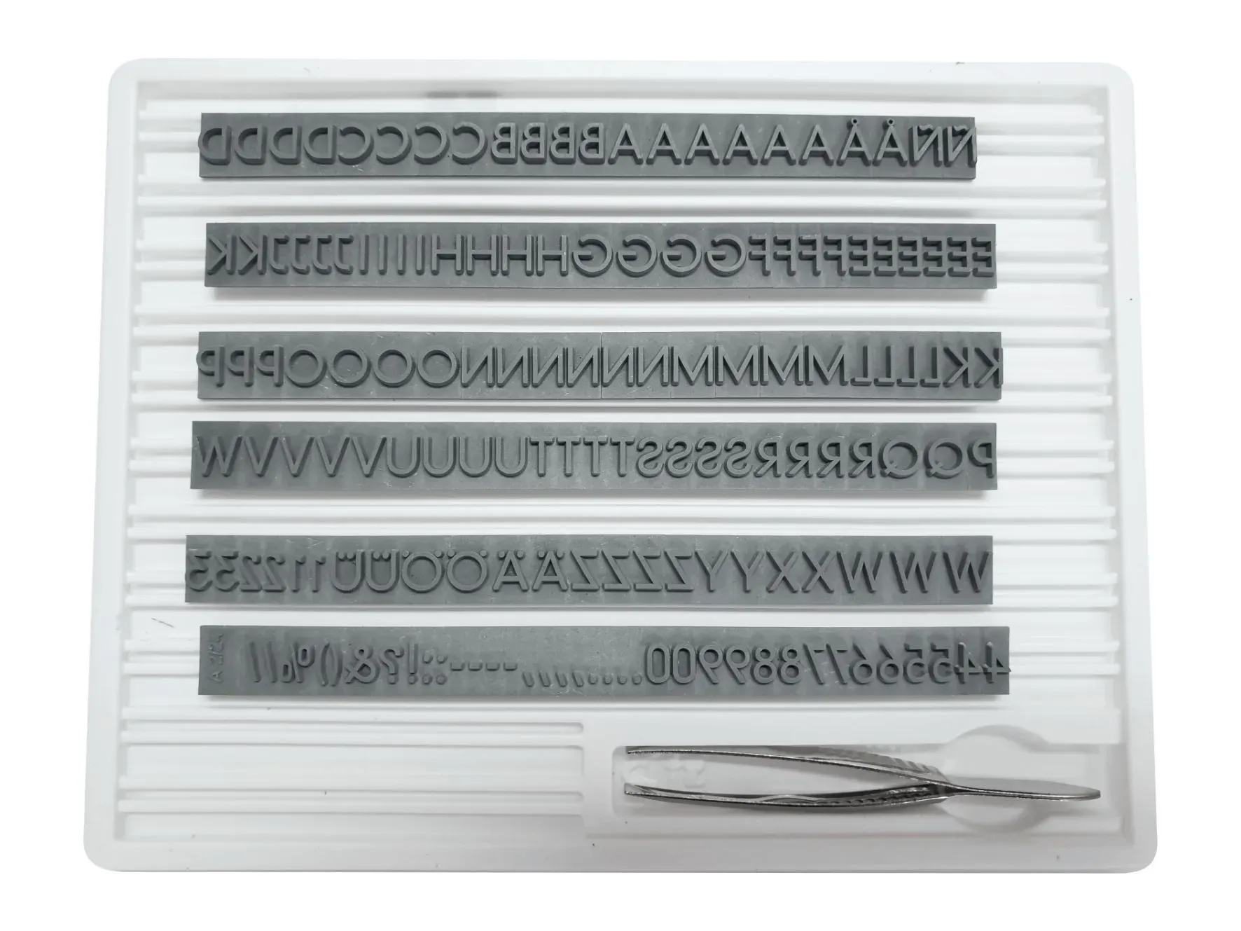 Inhalt der TELOS Typendruckerei A mit Buchstaben Ziffern und Satzzeichen