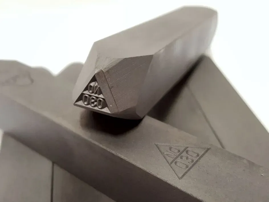 Schlagstempel Sonderanfertigung mit individueller Gravur für Metall Kunststoff Holz und Leder