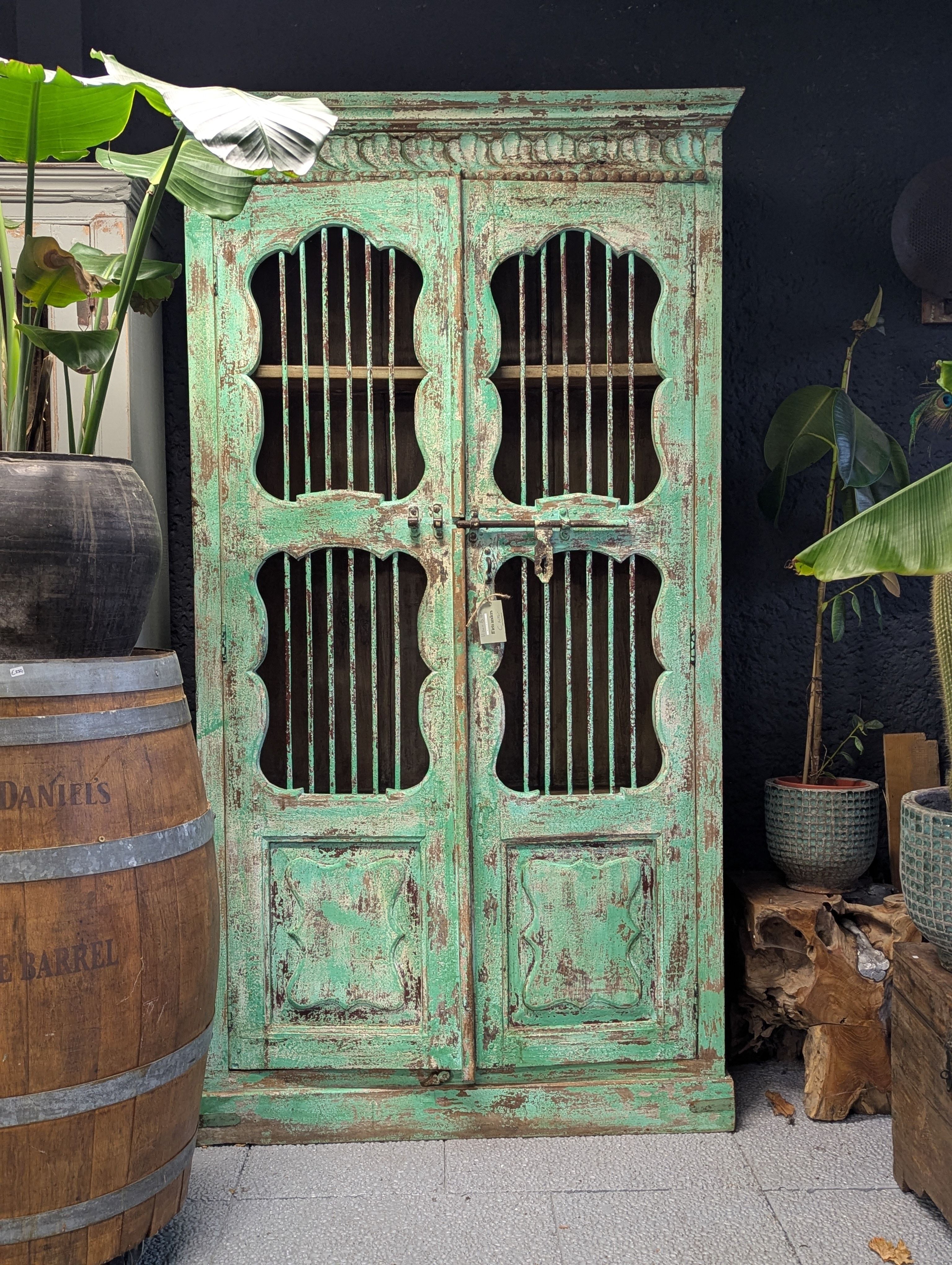 Unieke Oude Indiase Kast in Ibiza Style – Bohemian Blikvanger voor Jouw Interieur