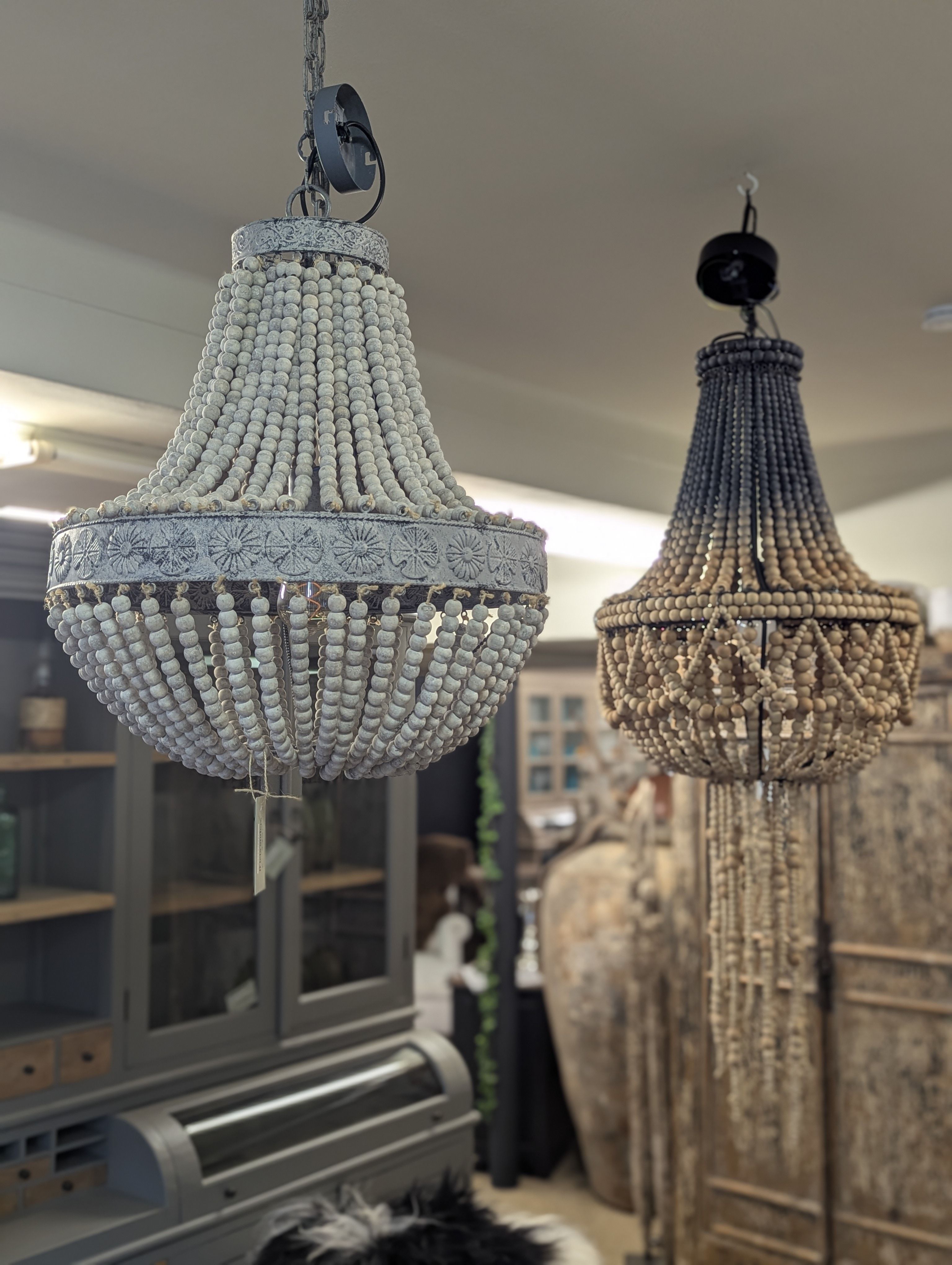 Houten Kroonluchter met Witte Kralen – Bohemian Hanglamp voor Landelijk Interieur