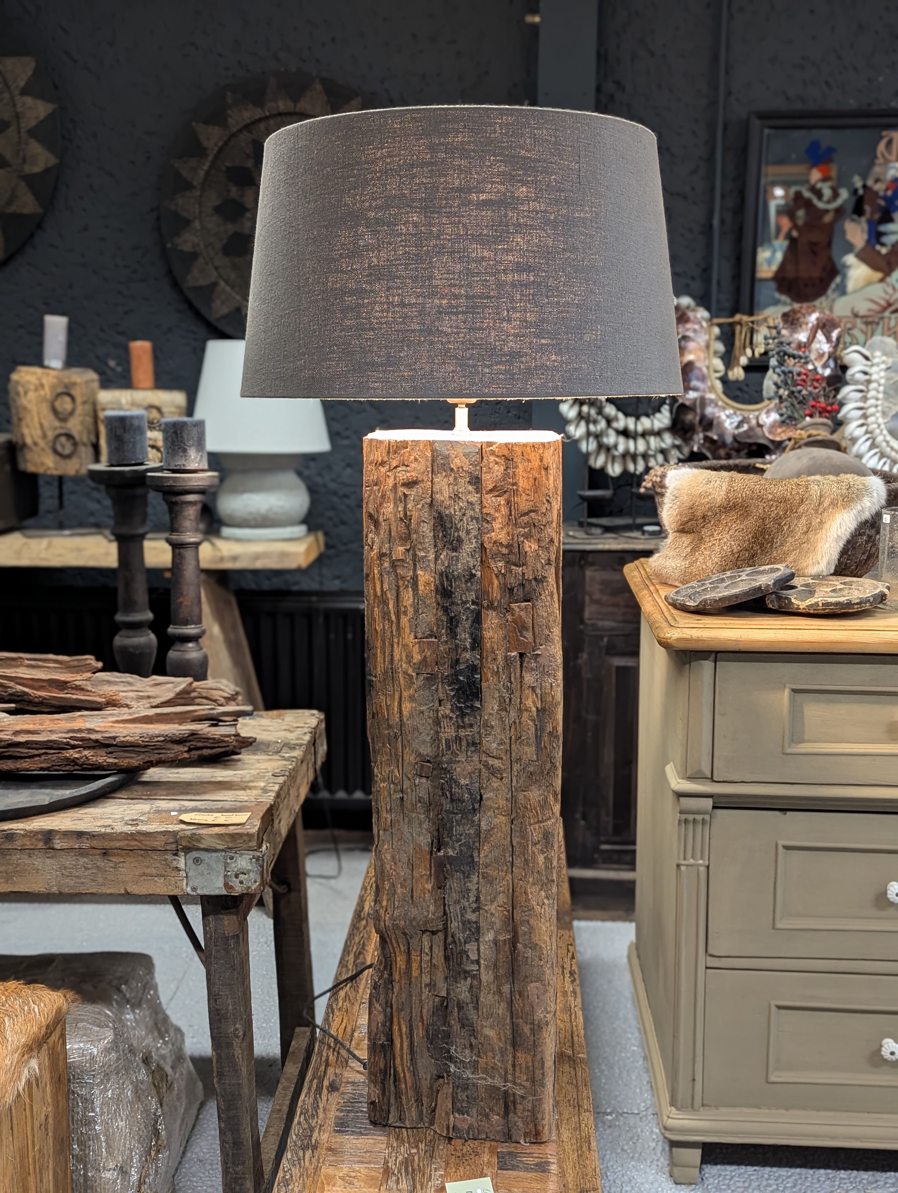 Stoere Vloerlamp van Azobéhout – Uniek Design voor Landelijk en Modern Interieur Taupe