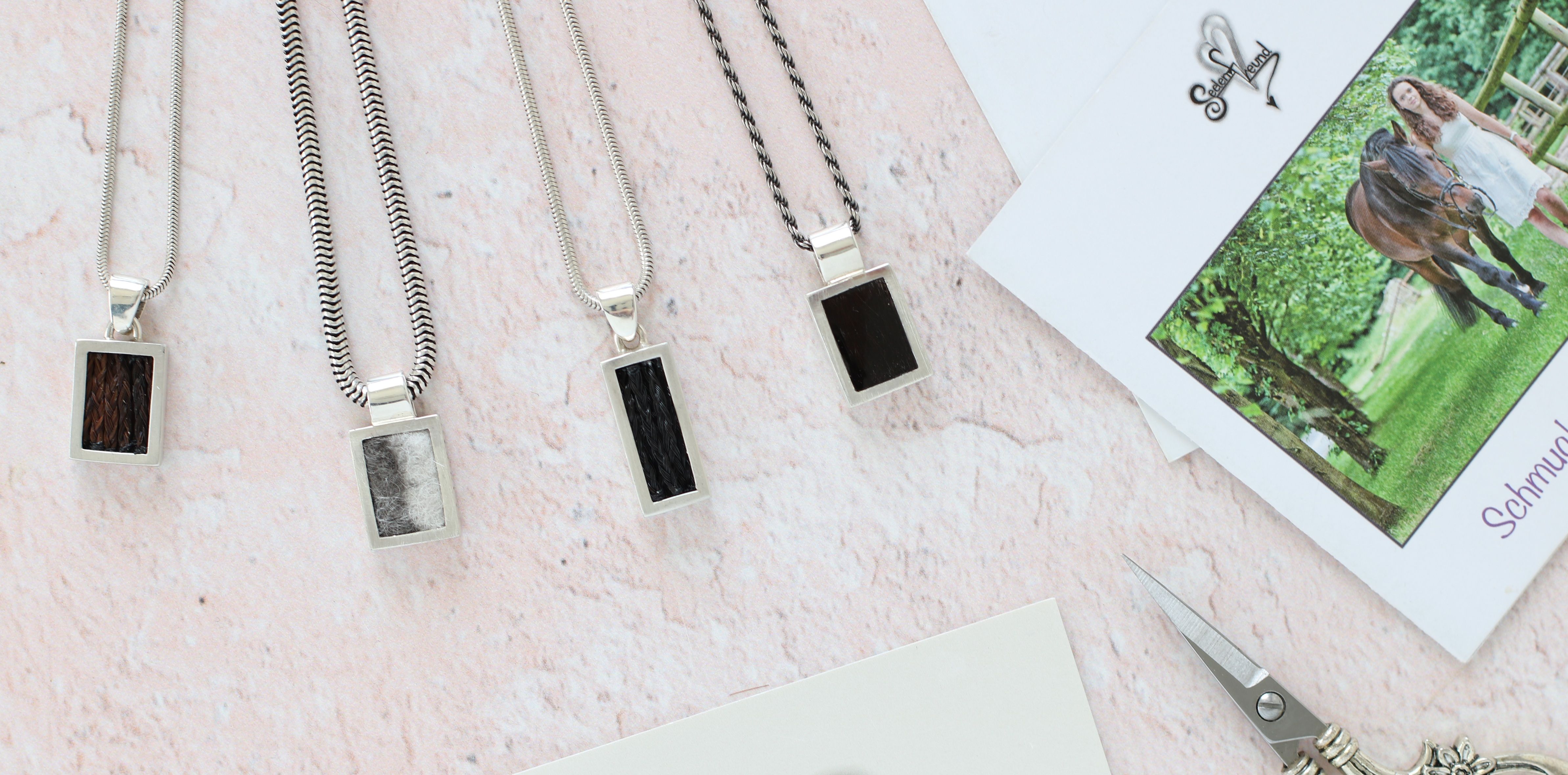 Tierhaarschmuck mit geometrischer Außenform. Angefertigt aus Sterlingsilber mit eingearbeiteten Pferde- oder Hundehaaren.