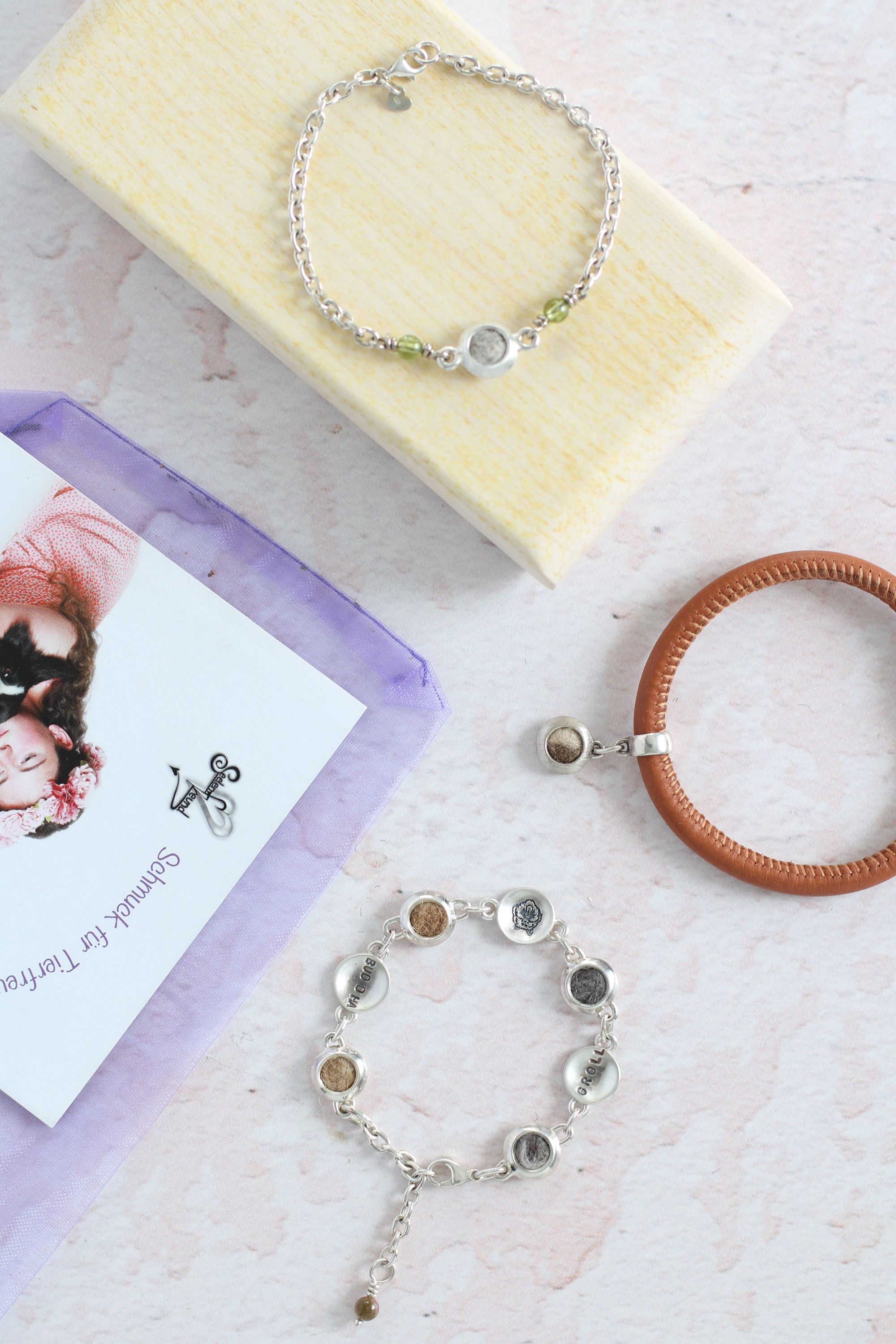 Armschmuck aus Silber mit runden Elementen mit eingefassten Tierhaaren