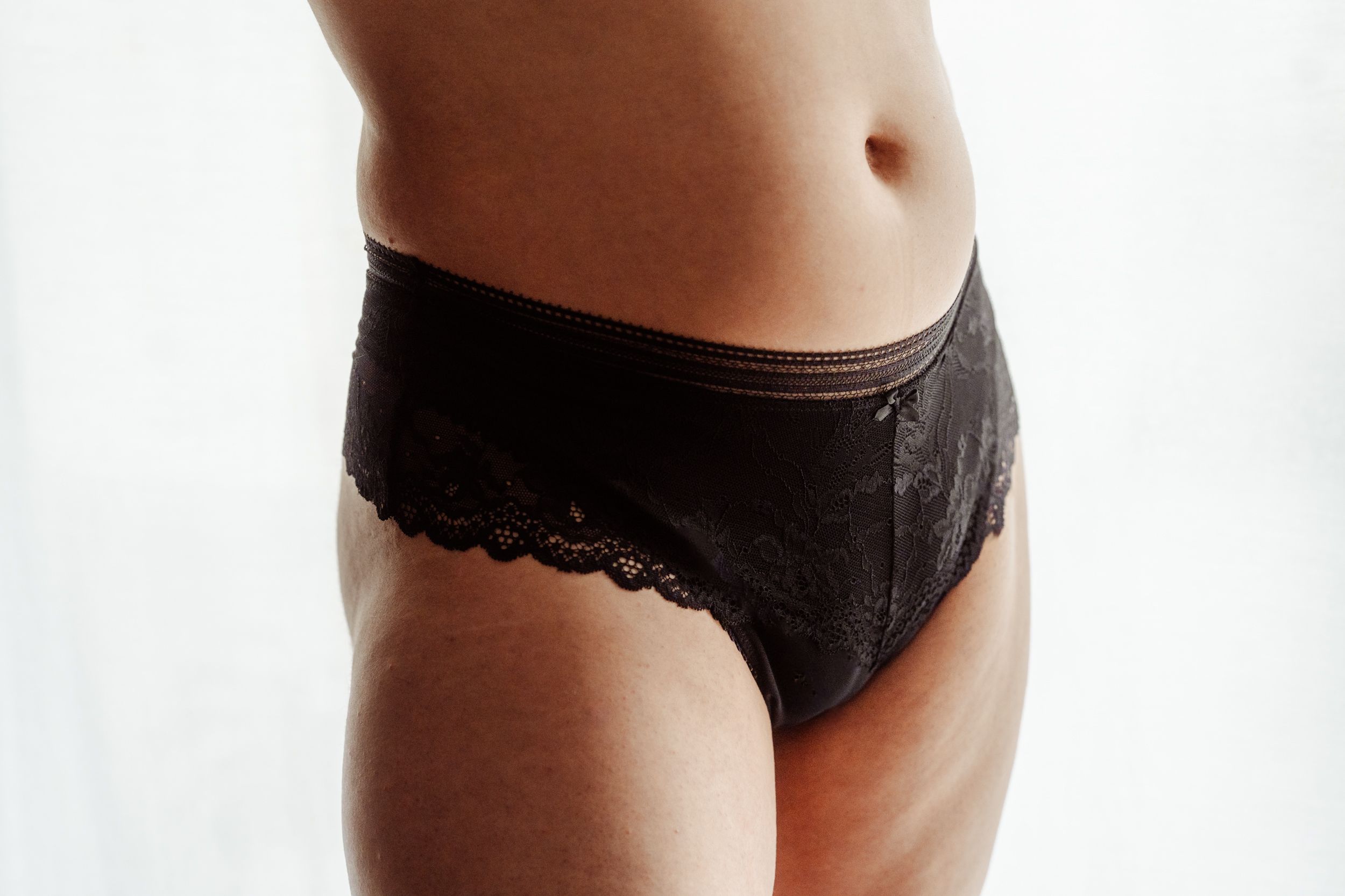 Adèle, tanga tucking en dentelle noir pour femme trans, crossdresser, homme