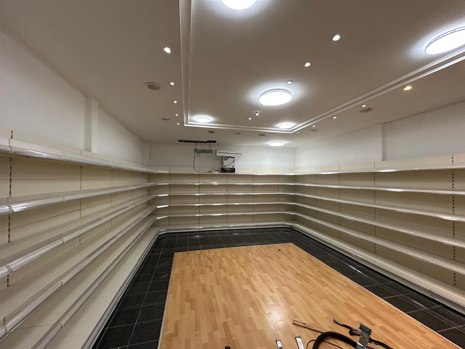 Verkaufsregal-mit-Eckwand-für-Ladenbau