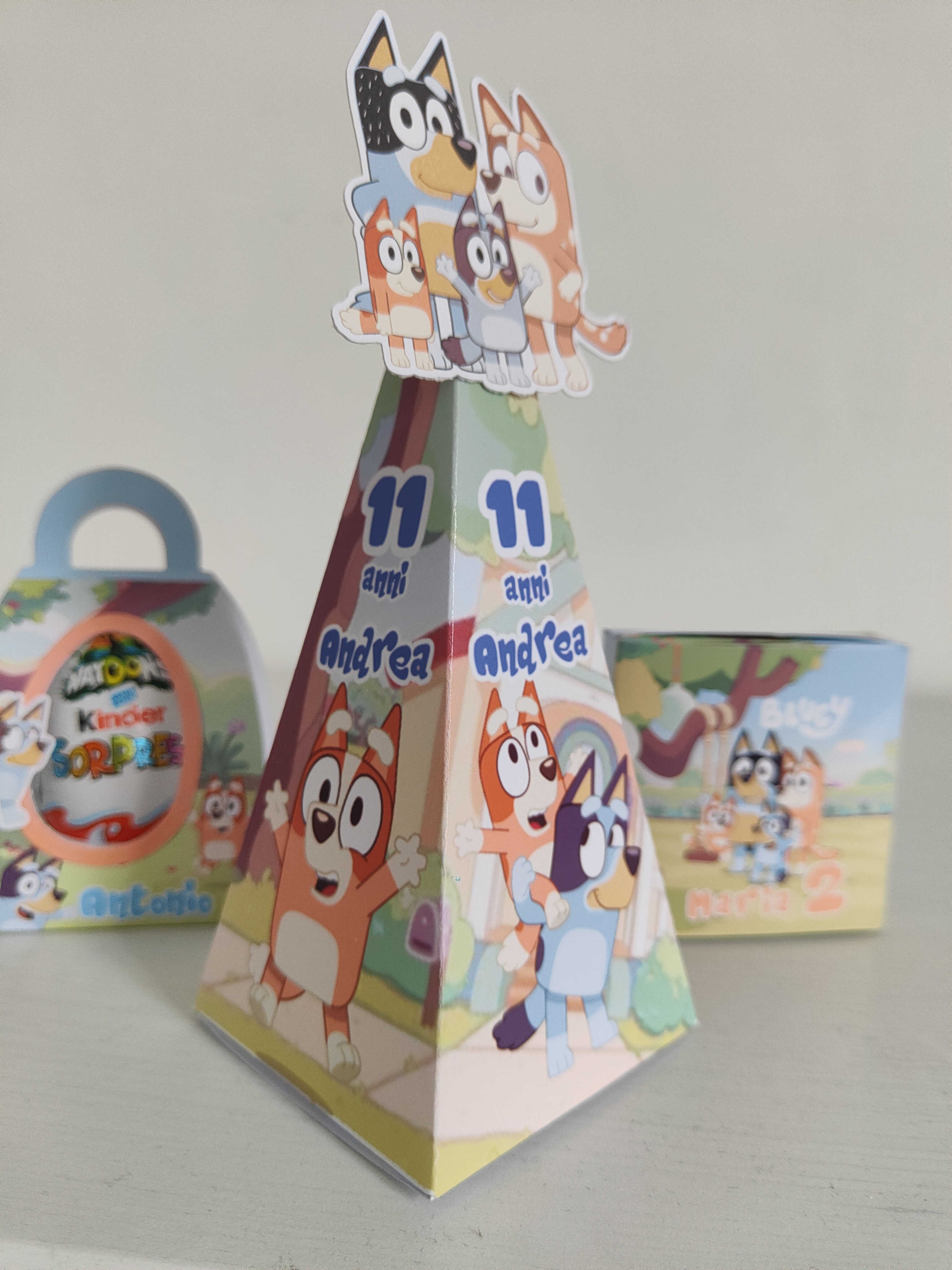 scatolina triangolare piramide porta confetti regalini fine festa compleanno personalizzato bluey