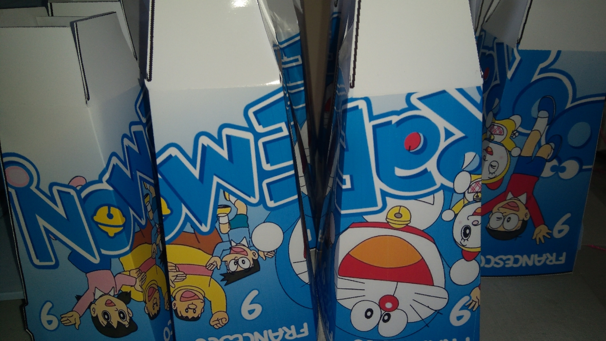 doraemon box contenitori Popcorn personalizzabili con nome, anni e festa a tema per addobbare il compleanno in modo fai da te