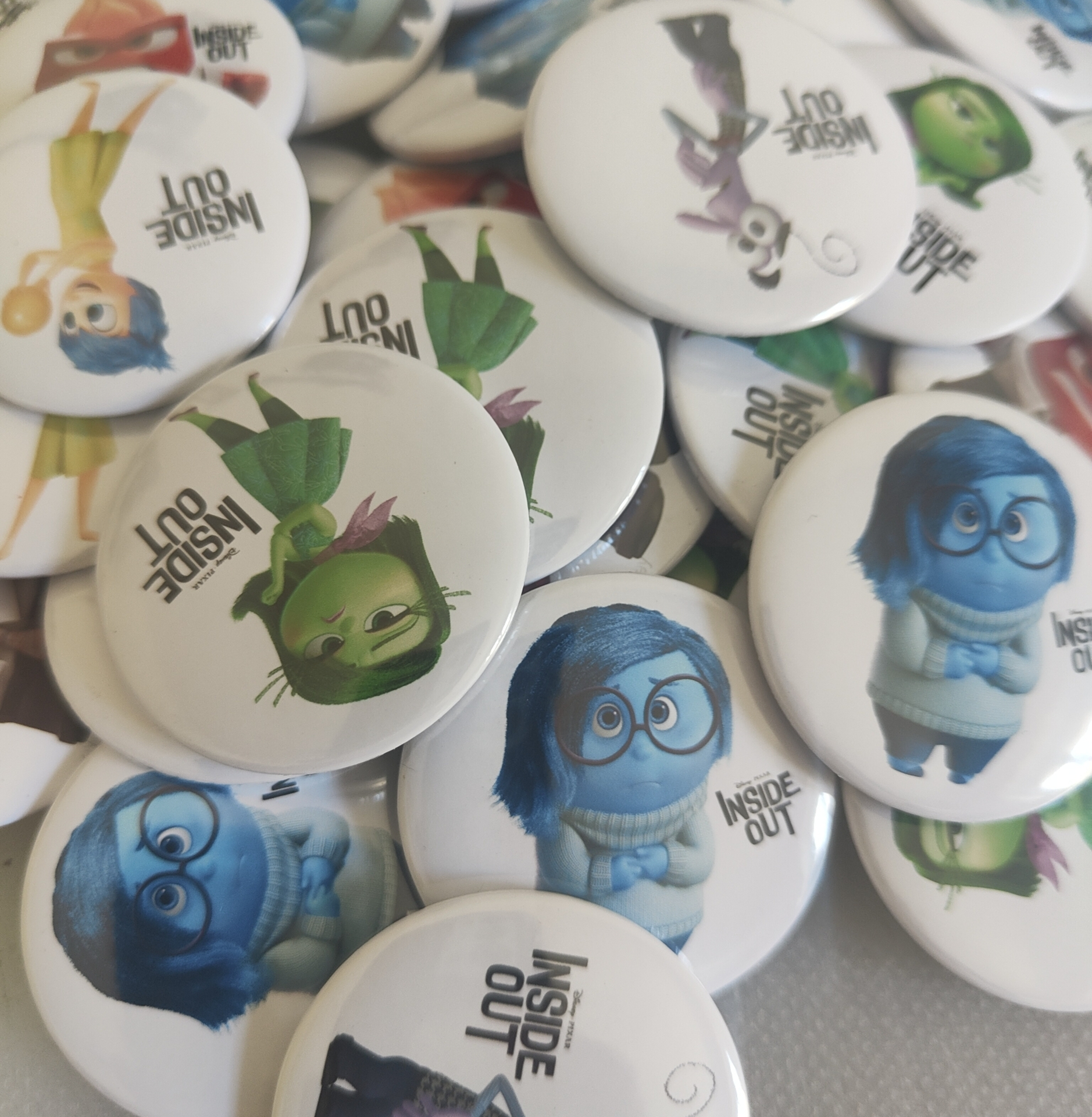 spille magneti collane portachiavi segnalibri specchietti personalizzabili regalini fine festa compleanno bambini inside out